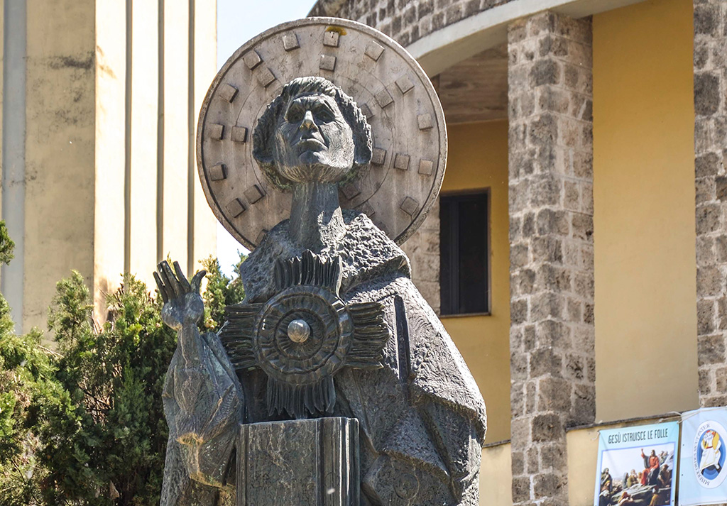 Statua bronzea di San Tommaso di Aquino - Esterno della Basilica Concattedrale di San Costanzo Vescovo