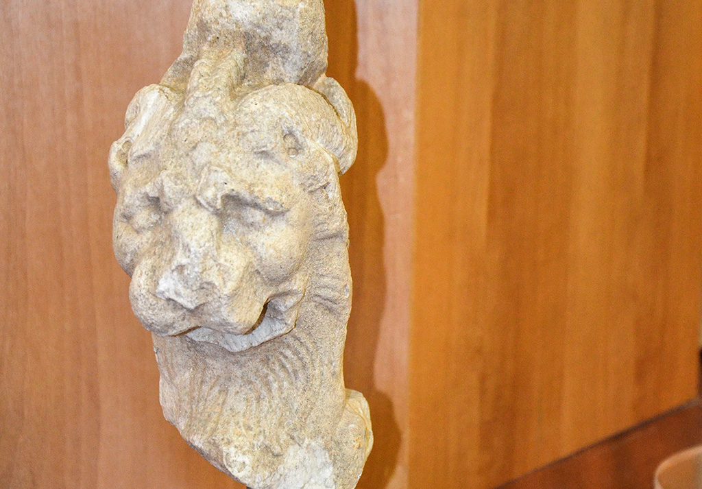 Frammeto trapezophoros in marmo bianco con testa di grifo - Museo della Città di Aquino