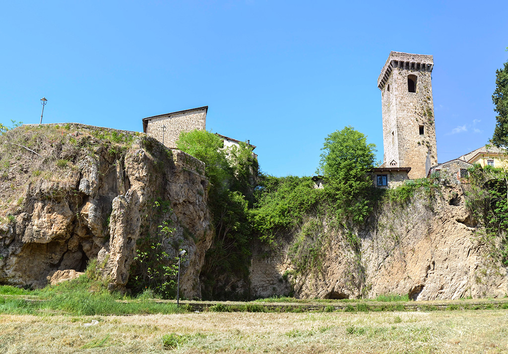 Torre del Castello e Casa natale di San Tommaso - Vista da Vallone
