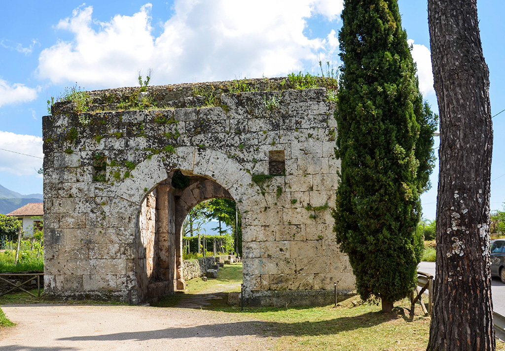 Porta San Lorenzo e  Via Latina antica - Vista laterale