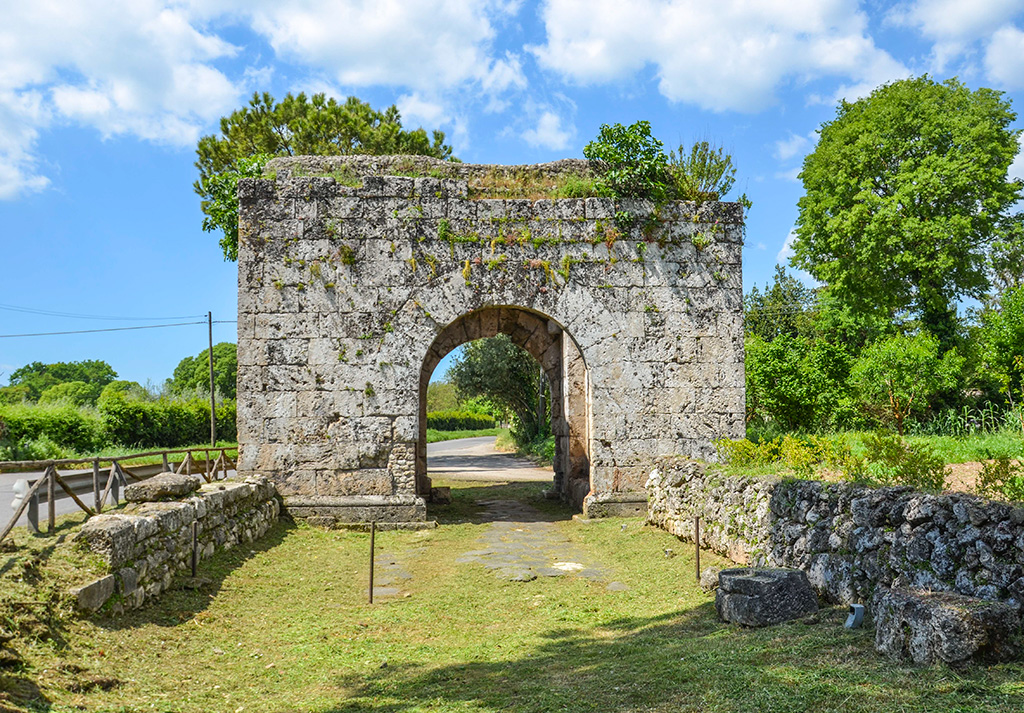 Porta San Lorenzo e Via Latina - Aquino - Vista frontale